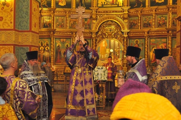 Епископ Флавиан совершил всенощное бдение с чином Воздвижения Креста Господня