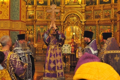 Епископ Флавиан совершил всенощное бдение с чином Воздвижения Креста Господня