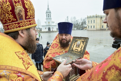 Митрополит Игнатий перед мощами Николая Чудотворца совершил Литургию в Воскресенском кафедральном соборе