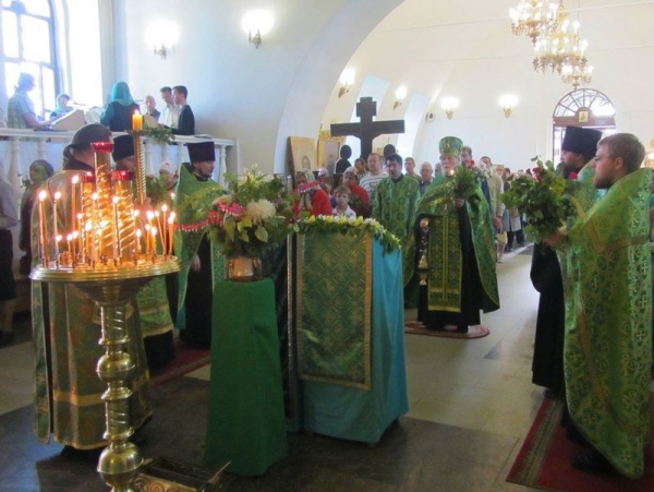 В храме Рождества Христова города Череповца славили Святую Троицу