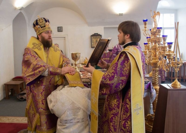 В воскресенье, в день памяти преподобной Марии Египетской, митрополит Игнатий совершил Литургию в Воскресенском кафедральном соборе