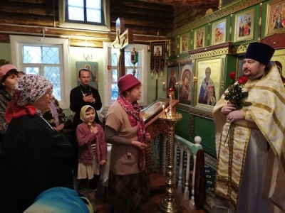 Прихожане храма преподобного Сергия Радонежского города Вологды поздравили своих священников с днём Ангела