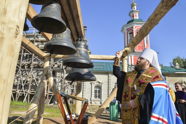 В восстановленном из руин Петропавловском храме Вологды митрополит Игнатий освятил колокола и совершил всенощное бдение накануне престольного праздника