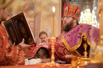Владыка Игнатий совершил праздничную Литургию в Софийском соборе в день двунадесятого праздника Воздвижения Честнаго и Животворящего креста Господня