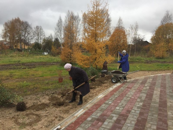 Прихожане Иоанно-Кронштадтского храма города Сокола продолжают украшать прихрамовую территорию