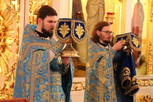 В день памяти великого князя Александра Невского студенты семинарии молились за богослужением в кафедральном соборе