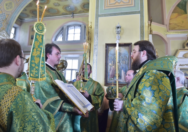 Накануне празднества в Вологде всем преподобным отцам Вологодским митрополит Игнатий совершил всенощное бдение перед иконой всех Вологодских святых в соборе Рождества Пресвятой Богородицы