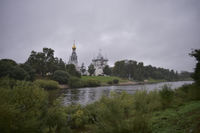 На набережной реки Вологды митрополит Игнатий осмотрел расположенные напротив Соборной горки восстанавливаемые храмы