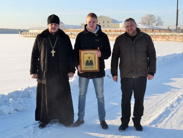 Иерей Николай Попугаев совершил молебен перед иконой блаженной Матроны Московской в ИК-5 на острове Огненный