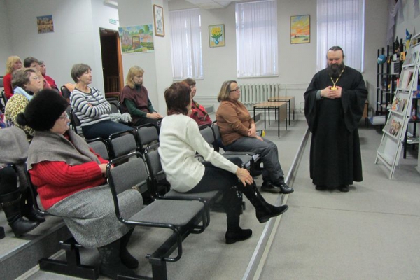 В городской библиотеке №1 Череповца состоялась очередная встреча со священником