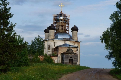 На купол Преображенского храма деревни Монастырская установили крест