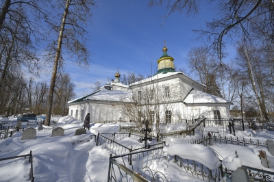 В Крестопоклонное воскресенье Великого поста митрополит Игнатий совершил Божественную литургию святителя Василия Великого в Крестовоздвиженском храме города Грязовца